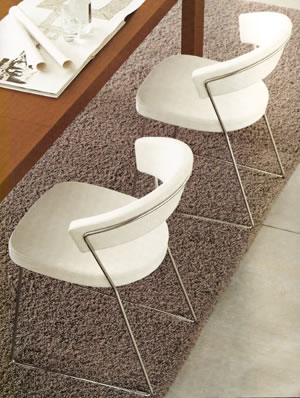Stühle, der zeitgenössischen italienischen Waschbecken und  der Accessoires